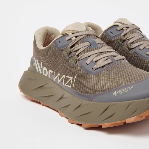NNORMAL CADÍ GTX BROWN ZAPATILLAS TRAIL HOMBRE VISTA LATERAL PAREJA AMPLIADA, ARISTARUN