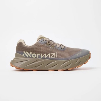 NNORMAL CADÍ GTX BROWN ZAPATILLAS TRAIL HOMBRE VISTA LATERAL, ARISTARUN