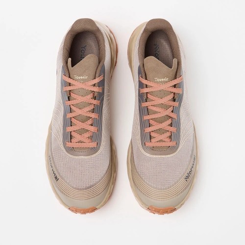 NNORMAL TOMIR 2.0 BROWN ZAPATILLAS TRAIL UNISEX VISTA SUPERIOR,ARISTARUN