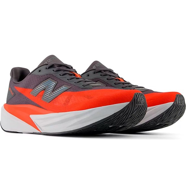 NEW BALANCE FUELCELL REBEL V5 GRIS ROJO ZAPATILLAS RUNNING HOMBRE VISTA PAREJA, ARISTARUN