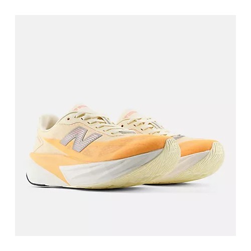 NEW BALANCE FUELCELL REBEL v5 NARANJA ZAPATILLAS RUNNING MUJER VISTA LATERAL PAREJA, ARISTARUN