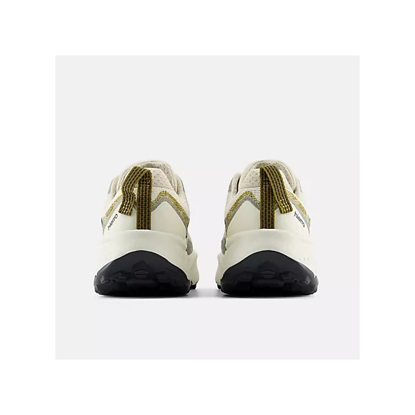 NEW BALANCE FRESH FOAM X HIERRO V9 BEIGE ZAPATILLAS TRAIL MUJER VISTA TRASERA,ARISTARUN