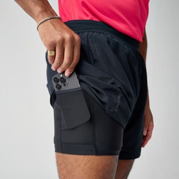 BROOKS DASH 2 IN 1 SHORT NEGRO PANTALONES CORTOS HOMBRE VISTA LATERAL MALLA, ARISTARUN