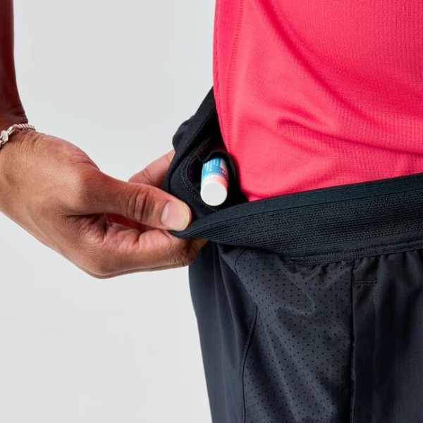 BROOKS DASH 2 IN 1 SHORT NEGRO PANTALONES CORTOS HOMBRE VISTA BOLSILLO INTERNO, ARISTARUN