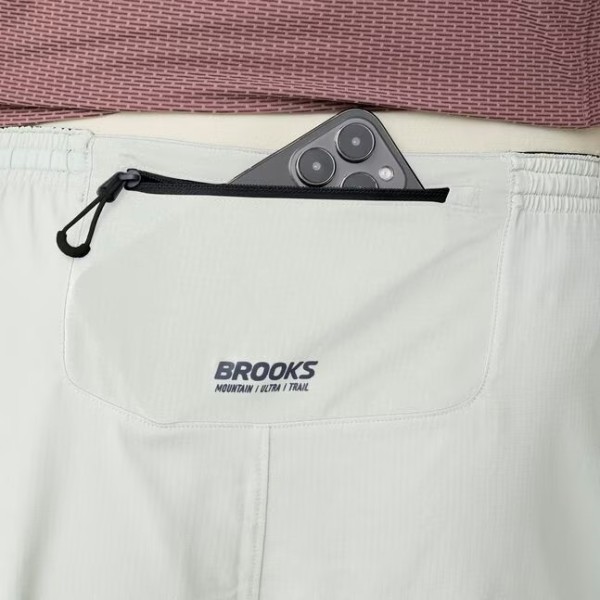 BROOKS CASCADIA SHORT PANTALONES CORTOS HOMBRE VISTA BOLSILLO TRASERO, ARISTARUN